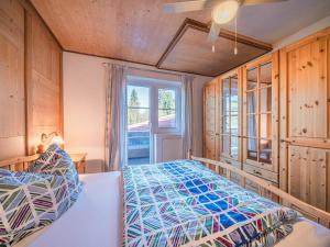 韦斯滕多夫Glonersbühelhof Top 4的一间卧室，里面有一张床和一扇窗户。