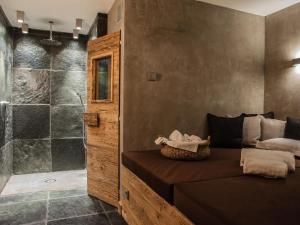 a bathroom with a shower and a bed in a room at Kitz Boutique Chalet am Lift in Kirchberg in Tirol