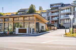 ワナカにあるWinona of Wanaka - Luxury Lakefront Apartmentの建物前空き道