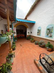 een binnenplaats van een gebouw met potplanten bij Mi casita “Chinco” estrellas in Zapatoca