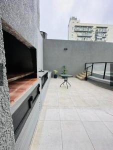 a balcony with a table on a building at Departamento amplio con pileta y Parrilla barrio norte in San Miguel de Tucumán