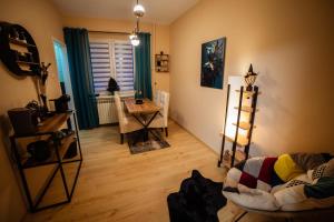ein Wohnzimmer mit Sofa und Tisch in der Unterkunft Stan na dan Premium 030 in Bor