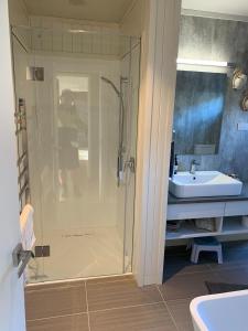 y baño con ducha y lavamanos. en The Admiral en Cooks Beach