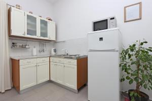 Kuchyň nebo kuchyňský kout v ubytování Apartments with a parking space Kornic, Krk - 415