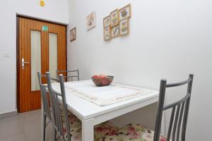 Fotografie z fotogalerie ubytování Apartments with a parking space Kornic, Krk - 415 v destinaci Kornić