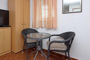 TV a/nebo společenská místnost v ubytování Apartments with a parking space Kornic, Krk - 415
