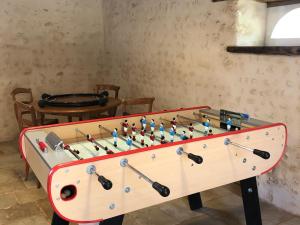 un tavolo con una tavola con spille di Gîte charmant avec piscine chauffée, tennis et jardin près de Beaumont-sur-Sarthe - FR-1-410-214 a Maresché