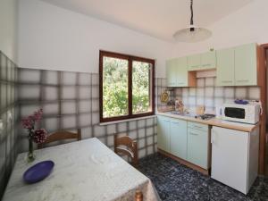 Köök või kööginurk majutusasutuses Apartment Podaca 11588a