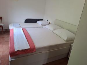 Postel nebo postele na pokoji v ubytování Apartments by the sea Podaca, Makarska - 11588