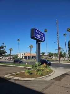 a blue street sign on the corner of a street at Palm Inn Hotel near Tyler Mall Riverside in Riverside