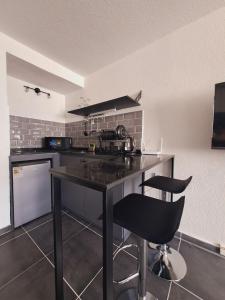 una cucina con tavolo e 2 sedie da bar di The best apartment in the center a Montevideo