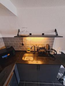 una cucina con un lavello e un piano di lavoro di The best apartment in the center a Montevideo