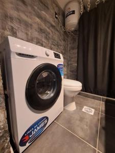 lavatrice in bagno con servizi igienici di The best apartment in the center a Montevideo