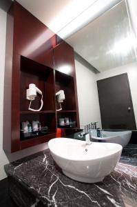 un bagno con un grande lavandino bianco su un bancone in marmo di Pariss Hotel a Johor Bahru