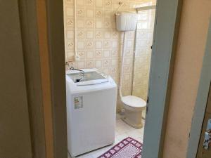 a bathroom with a sink and a toilet at Casa aconchegante no Vale Vinhedos in Bento Gonçalves