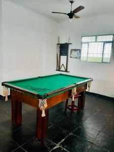 una mesa de billar en una habitación con techo en Apto Amplo, confortável, bem localizado, Astúrias en Guarujá