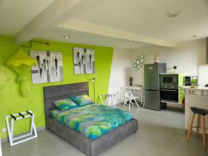 Cet appartement comprend une chambre avec un lit et une cuisine. dans l'établissement Résidence Kay Mamy Zèt, au François