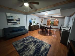 a living room with a blue couch and a table at Departamento totalmente equipado in Ciudad Juárez