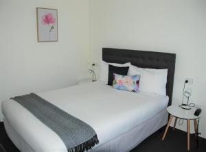 Comfort Inn Commodore Albury客房内的一张或多张床位