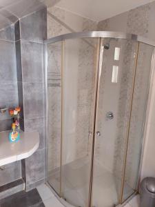 a shower with a glass door in a bathroom at Cómoda habitación con baño privado in Sucre