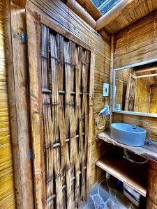 bagno in legno con lavandino e specchio di Hakuna Matata Glamping timon a Salento
