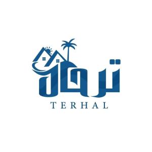 un logo pour un établissement de location avec une maison et un palmier dans l'établissement Terhal salalah 1, à Salalah