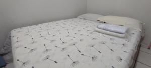 uma cama com um cobertor de dente-de-leão em Hotel da Gaúcha em Aragarças