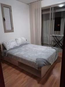 1 dormitorio con 1 cama en una habitación en Marrakech, en Marrakech
