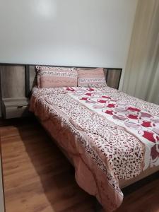 1 cama con almohadas y manta roja y blanca en Marrakech, en Marrakech