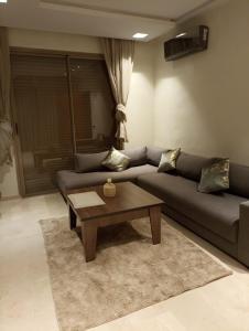 un soggiorno con divano e tavolino da caffè di Marrakech a Marrakech