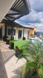 een huis met een patio met een groen gazon bij 203 La Terraza departamento in Cuenca