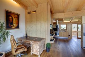 ein Büro mit einem Schreibtisch und einem Stuhl in einem Zimmer in der Unterkunft Appartements Coloman in Schwangau
