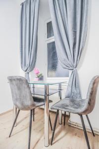 a glass table with two chairs and a window at Modern Double room HN in Vienna