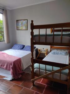 um quarto com 2 beliches e uma janela em Pousada Cantinho D´Lilica em Balneário Praia do Leste