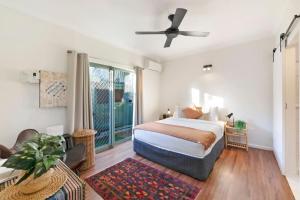 מיטה או מיטות בחדר ב-The Enchanted Garden - Breezy Tropical Allure