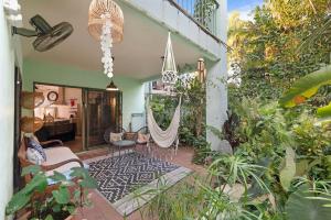 un patio con una hamaca y plantas en The Enchanted Garden - Breezy Tropical Allure, en Darwin