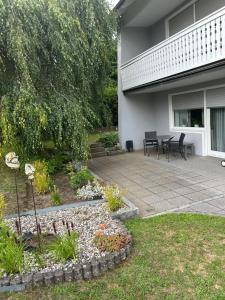 eine Terrasse mit einem Tisch und Stühlen im Hof in der Unterkunft Ferienwohnunghaus Kellermann in Moosbach