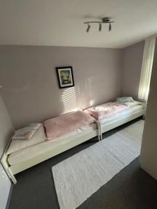 ein Schlafzimmer mit einem Bett in einem Zimmer in der Unterkunft Ferienwohnunghaus Kellermann in Moosbach