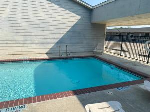 basen przed domem w obiekcie Southern Inn & Suites RV Lots now available w mieście Yorktown