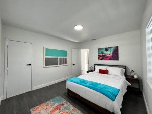sypialnia z dużym białym łóżkiem i oknem w obiekcie Stylish 3/2 centrally located! w Miami