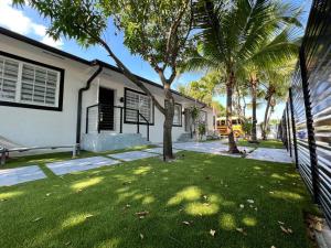 un patio con palmeras y una casa en Stylish 3/2 centrally located!, en Miami