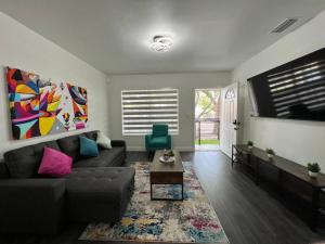 sala de estar con sofá y mesa en Stylish 2/1 centrally located!, en Miami