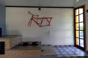 un muro con una bicicletta appesa a un muro di Casinha acolhedora da mata - Rota do Vinho a São Roque