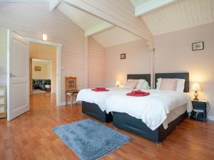 um quarto com uma cama grande e toalhas vermelhas em 2 The Follys - Uk45188 em Abbotskerswell