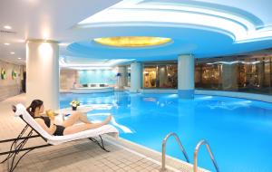 深圳的住宿－深圳陽光酒店，坐在游轮上游泳池里椅子上的女人