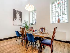 uma sala de jantar com mesa e cadeiras em East View House em Middleton in Teesdale