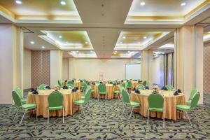 Zona business o sala conferenze di 1O1 URBAN Jakarta Pemuda