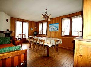 a dining room with a table and chairs at Appartement chalet pour 6 pers., animaux admis, parking - FR-1-467-39 in Le Grand-Bornand