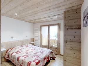 um quarto com uma cama e um tecto de madeira em Appartement Le Grand-Bornand, 3 pièces, 6 personnes - FR-1-467-47 em Le Grand-Bornand