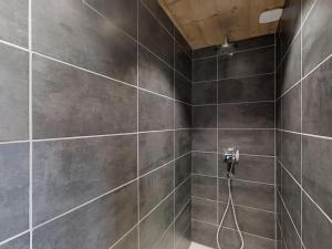 uma casa de banho com um chuveiro e uma mangueira em Appartement Le Grand-Bornand, 3 pièces, 6 personnes - FR-1-467-47 em Le Grand-Bornand